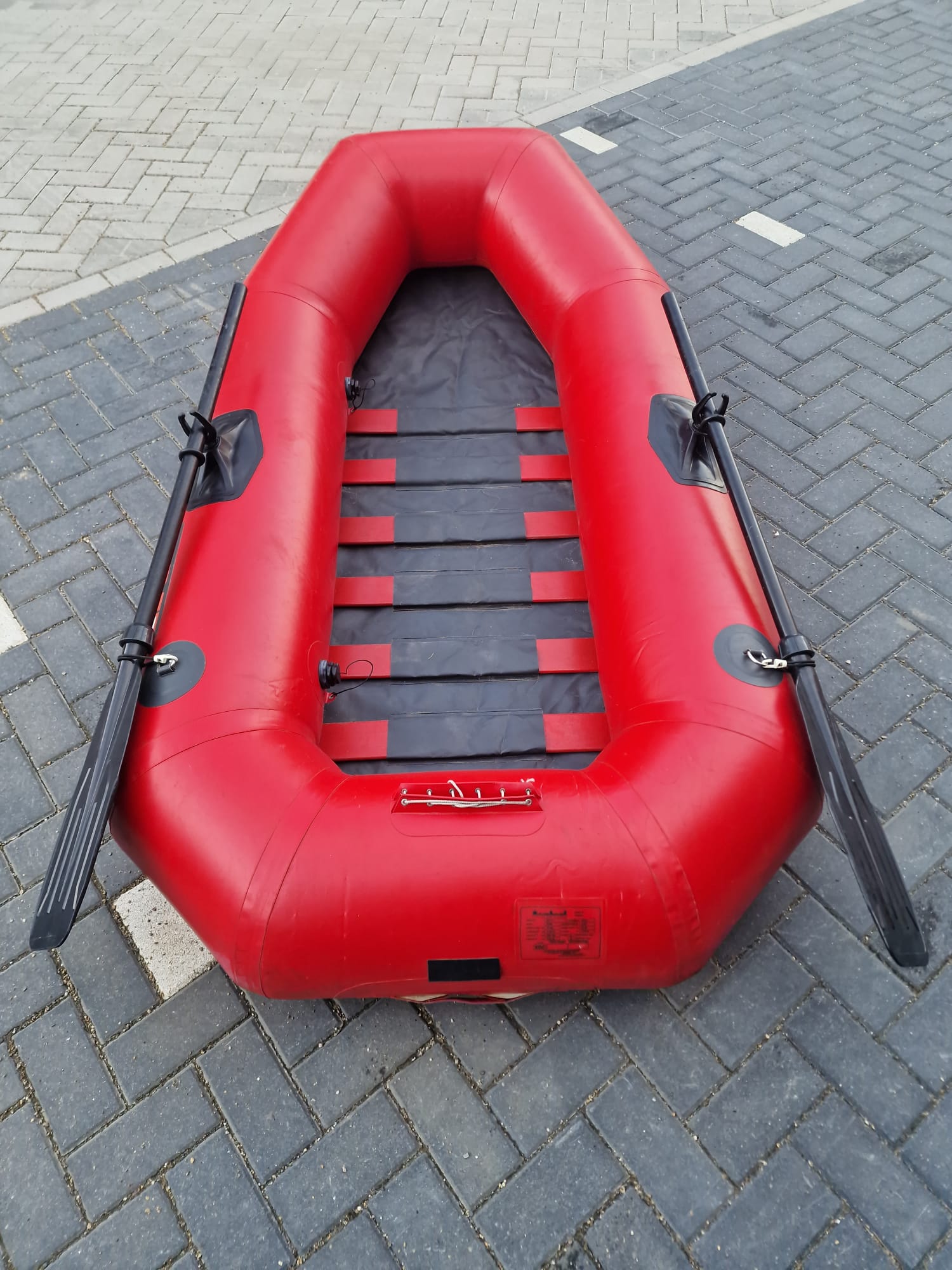 Rode lichte rubberboot met riemen